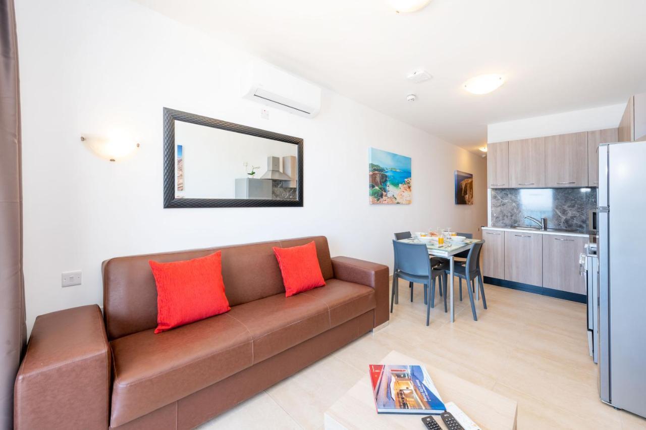 Islet Promenade Seafront 1 Bedroom Apartment With Sea View Balcony By Getawaysmalta セント・ポールズ・ベイ エクステリア 写真