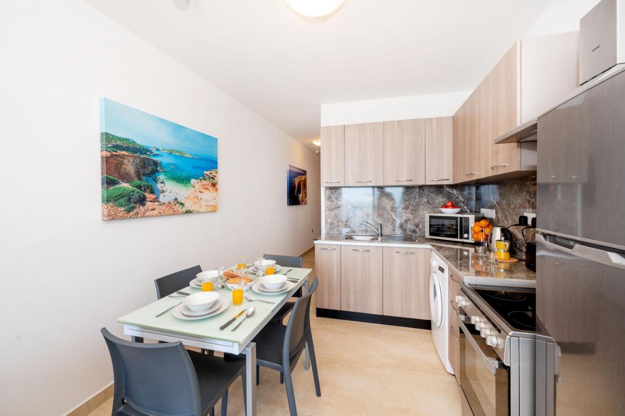 Islet Promenade Seafront 1 Bedroom Apartment With Sea View Balcony By Getawaysmalta セント・ポールズ・ベイ エクステリア 写真