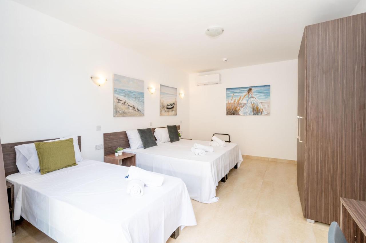 Islet Promenade Seafront 1 Bedroom Apartment With Sea View Balcony By Getawaysmalta セント・ポールズ・ベイ エクステリア 写真